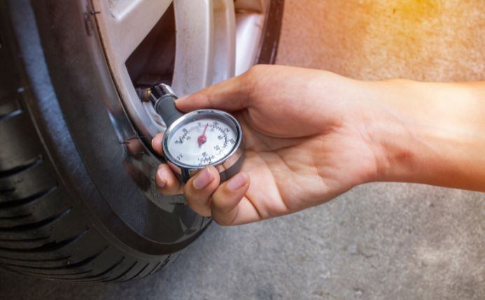 ¿Se recomienda bajar la presión de los neumáticos en verano?