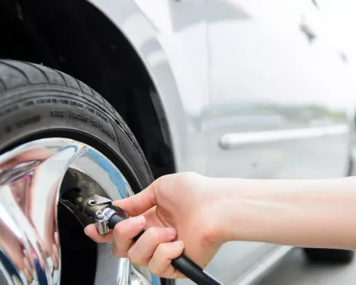 El peligro de conducir con más presión de la recomendada en los neumáticos