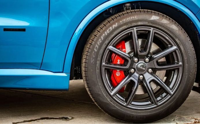 ¿Por qué usamos neumáticos llenos de aire en lugar de neumáticos macizos?