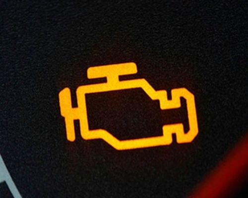 ITV a los coches matriculados desde 2008 luz de motor encendida