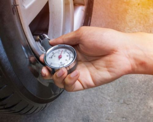 ¿Se recomienda bajar la presión de los neumáticos en verano?